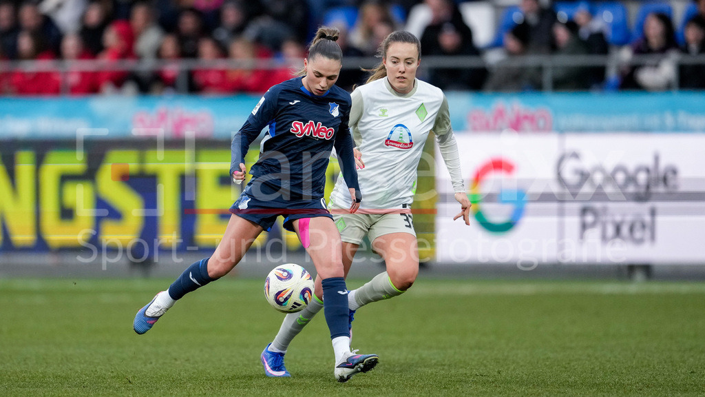 Fussball, Google Pixel Frauen-Bundesliga, TSG 1899 Hoffenheim - SV Werder Bremen | v.li.: Jill Janssens (TSG, 9), Mara Alber (Werder, 37), Zweikampf, Spielszene, Duell, duel, tackle, tackling, Dynamik, Action, Aktion, 01.02.2026, Sinsheim (Hoffenheim)  (Deutschland), Fussball, Google Pixel Frauen-Bundesliga, TSG 1899 Hoffenheim - SV Werder Bremen, DFB/DFL REGULATIONS PROHIBIT ANY USE OF PHOTOGRAPHS AS IMAGE SEQUENCES AND/OR QUASI-VIDEO., DIE DFB-RICHTLINIEN UNTERSAGEN JEGLICHE NUTZUNG VON FOTOS ALS SEQUENZBILDER UND/ODER VIDEOÄHNLICHE FOTOSTRECKEN. DFB REGULATIONS PROHIBIT ANY USE OF PHOTOGRAPHS AS IMAGE SEQUENCES AND/OR QUASI-VIDEO.