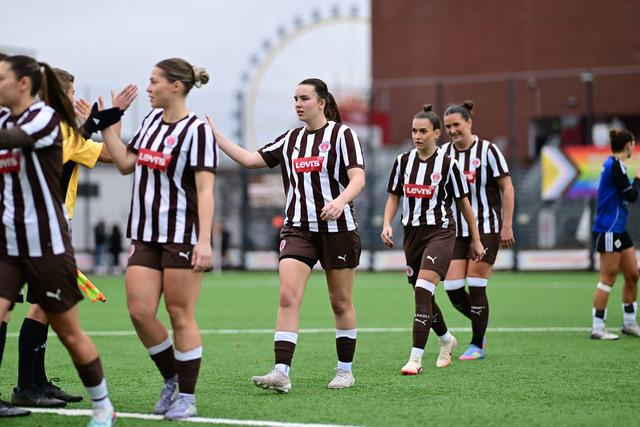 Fußball I Frauen I Saison 2025-2026 I Regionalliga Nord I 10. Spieltag I FC St. Pauli - Hamburger SV U20 I 14081 | Der Sportfotograf. - Realisiert mit Pictrs.com