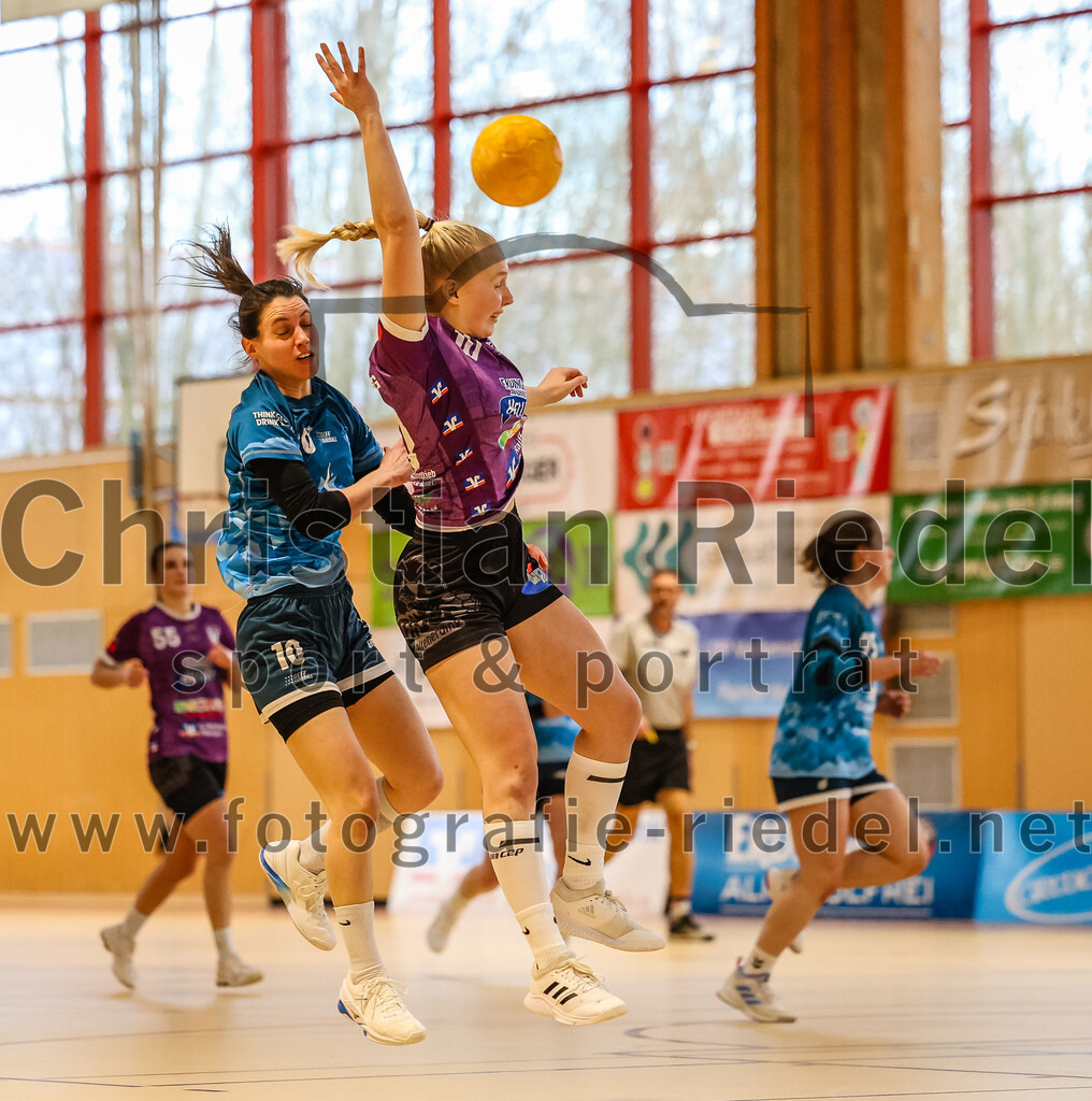 2024-03-09_035_SpVgg_Altenerding_gegen_Eintracht_Dachau-Karlsfeld | Erding, Deutschland, 09.03.2024:
Handball, Bezirksoberliga Frauen Altbayern 2023 / 2024, 17. Spieltag, SpVgg Altenerding gegen Eintracht Dachau-Karlsfeld, Endergebnis: 26:25

Lisa Brugger (TSV Eintracht Karlsfeld, #10), Lena Popp (SpVgg Altenerding, #10)

Foto: Christian Riedel / fotografie-riedel.net