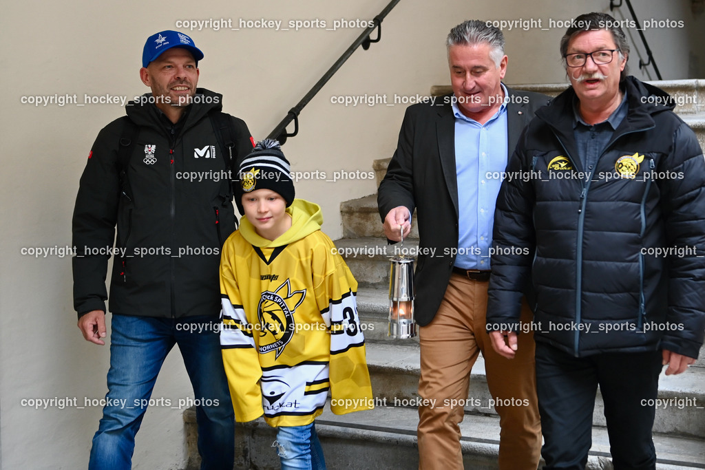 European Youth Olympic Festival EYOF 2023 Pressekonferenz | ÖSTERREICHISCHES OLYMPISCHES COMITÉ Christoph Sieber, Olympisches Feuer, Giuseppe Mion, Obmann EC Hornets Spittal Ludwig Zauchner, Jugendspieler EC Hornets Spittal
