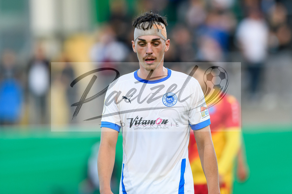LOTKSC20210809_248 | Fussball, Herren: Luis Allmeroth (Sportfreunde Lotte) schaut beim Spiel der 1. Runde im DFB-Pokal zwischen SF Lotte und Karlsruher SC im Stadion am Lotter Kreuz am 09.08.2021 in Lotte, Deutschland.DFB / DFL REGULATIONS PROHIBIT ANY USE OF PHOTOGRAPHS AS IMAGE SEQUENCES AND/OR QUASI-VIDEO. - Realisiert mit Pictrs.com