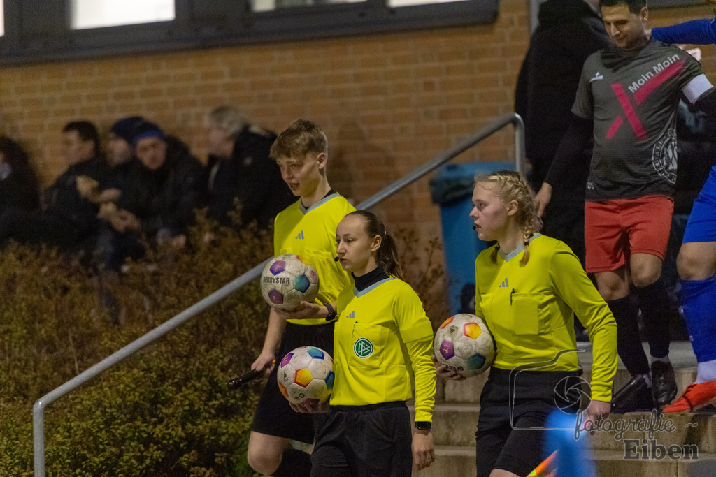 FC Rastede-FC Hude | Herren Bezirksliga; FC Rastede (blau)-FC Hude (grau) am 27.03.2024; in Rastede (Sportanlage Köttersweg), Photo: Philip Eiben 2024 - Realisiert mit Pictrs.com