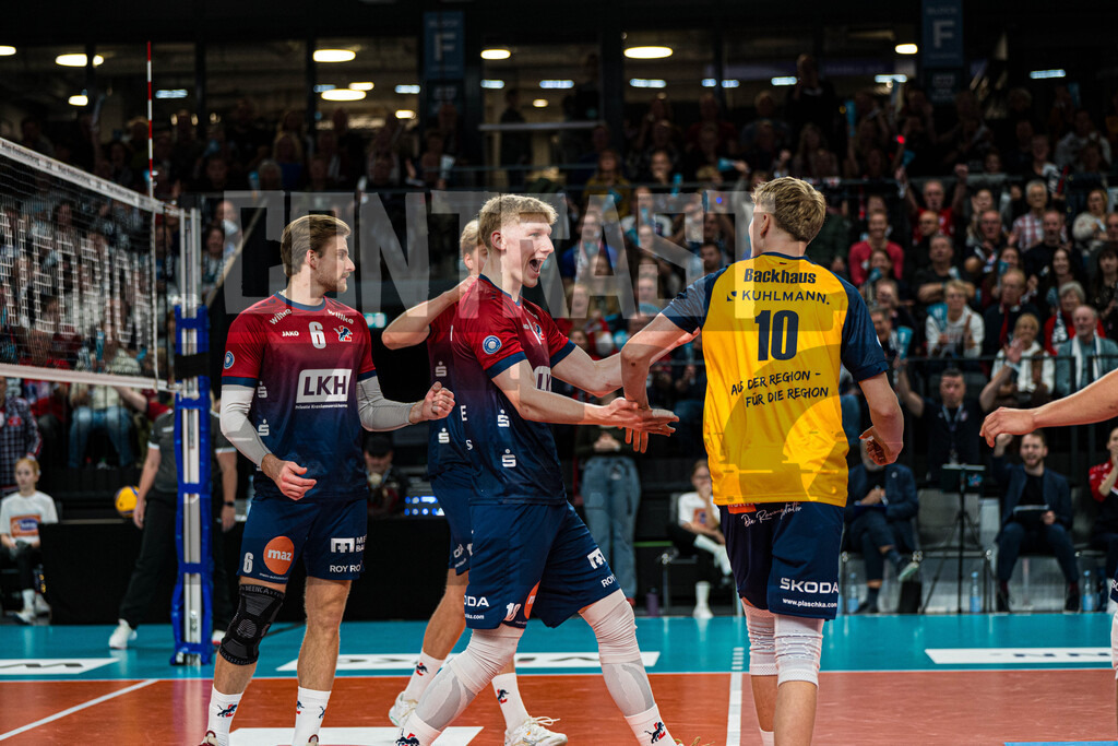 Volleyball I Herren I Saison 2025/2026 I Volleyball Bundesliga I 2. Spieltag I SVG Lüneburg - cerebricks Volley Goats Mitteldeutschland | Mannschaft der SVG Lüneburg jubelt auf dem Feld nach Punktgewinn - Realisiert mit Pictrs.com