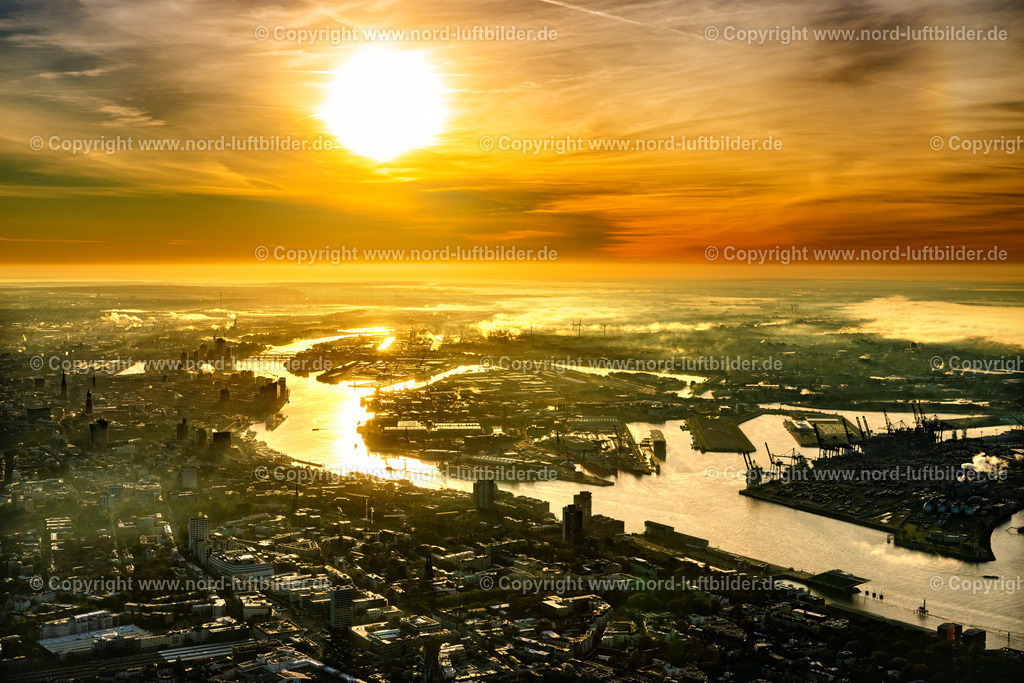 Hamburg_Hafen_Sonnenaufgang_ELS_0810181023 | HAMBURG 18.10.2023 Sonnenaufgang über der Landschaft des Hafens am Flussverlauf der Elbe im Ortsteil Steinwerder in Hamburg, Deutschland. // Sunrise over the countryside of the port on the river course of the Elbe in the district Steinwerder in Hamburg, Germany. Foto: Martin Elsen