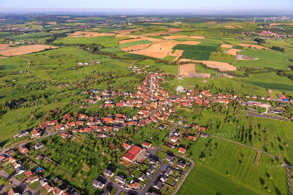 Vue aérienne: Vue de la ville depuis l'est à Butten dans le département Bas Rhin, France – .Photo: IMG_140653.jpg prise le 01/05/2024 par Werner Riehm/FLY-FOTO.eu – Résolution de l'original: 5472 x 3648 px