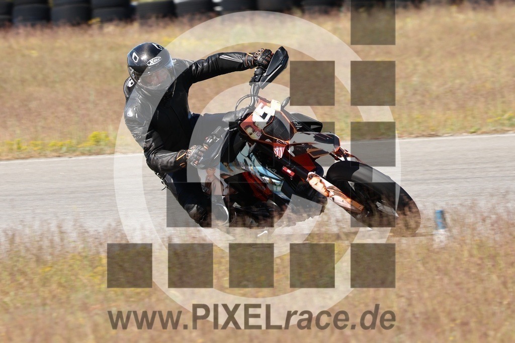 0015-20240512_06081 | Schöne Erinnerungen an spannende Momente - das festzuhalten ist unser Job. PIXELrace.de ist seit 2003 auf den Rennstrecken Europas unterwegs um die Action draußen beim Fahren und die wunderbare Stimmung imm Fahrerlager für euch einzufangen.