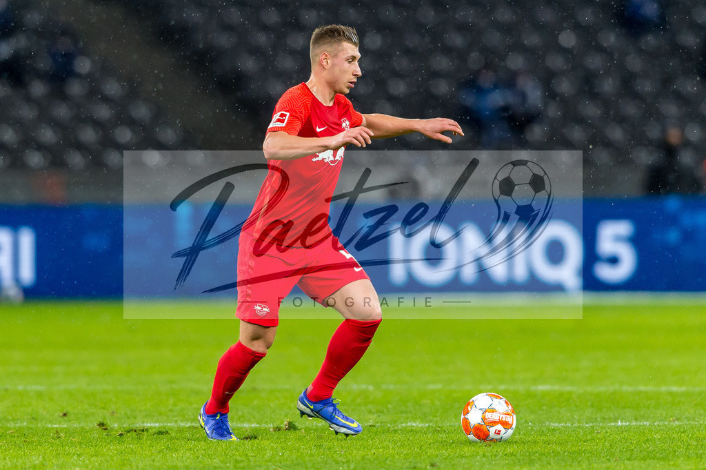 BSCRBL20220220_164 | Fussball, Herren: Willi Orban (RB Leipzig) in Aktion, am Ball, Einzelaktion bei dem Spiel der 1. Bundesliga zwischen Hertha BSC und RB Leipzig im Olypiastadion am 20.02.2022 in Berlin, Deutschland.DFB / DFL REGULATIONS PROHIBIT ANY USE OF PHOTOGRAPHS AS IMAGE SEQUENCES AND/OR QUASI-VIDEO. - Realisiert mit Pictrs.com