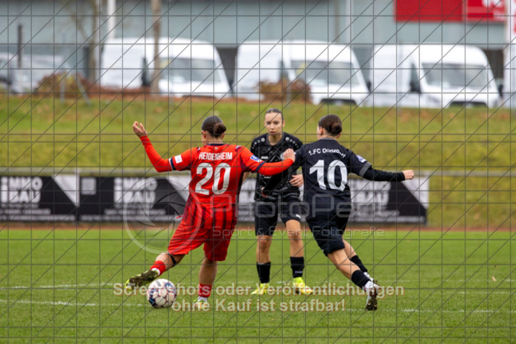 20251115_143924_0242 | #,1.FC Donzdorf (schwarz) vs. 1.FC Heidenheim (rot), Fussball, EnBW-Oberliga B -Juniorinnen, 10. Spieltag, Saison 2025/2026, Rasenplatz, Lautertal Stadion, Süßener Straße 16, 73072 Donzdorf, 15.11.2025 - 14:00 Uhr,Foto: PhotoPeet-Sportfotografie/Peter Harich