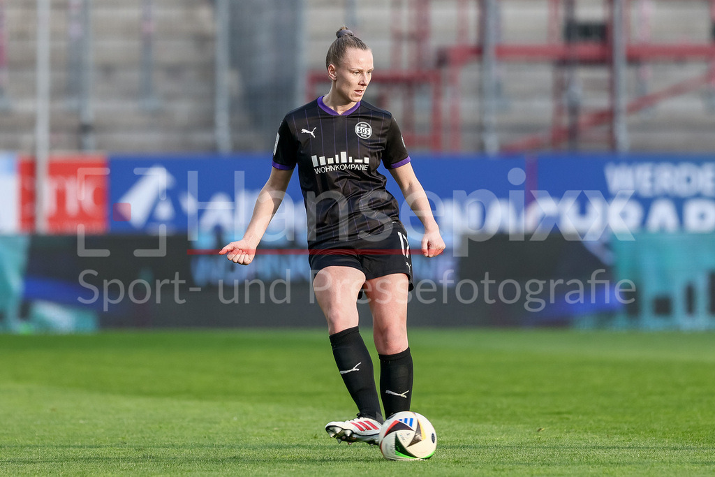 Fussball, Google Pixel Frauen-Bundesliga, SGS Essen - SV Werder Bremen | v.li.: Annalena Rieke (SGS Essen, 17) am Ball, Freisteller, Einzelbild, Ganzkörper, Aktion, Action, Spielszene, DIE DFB-RICHTLINIEN UNTERSAGEN JEGLICHE NUTZUNG VON FOTOS ALS SEQUENZBILDER UND/ODER VIDEOÄHNLICHE FOTOSTRECKEN. DFB REGULATIONS PROHIBIT ANY USE OF PHOTOGRAPHS AS IMAGE SEQUENCES AND/OR QUASI-VIDEO.