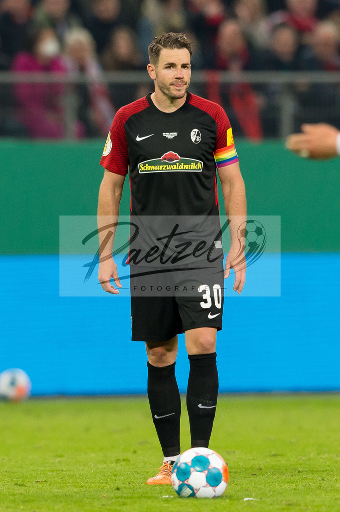 HSVSCF20220419_220 | Fussball, Herren: Christian Guenter (SC Freiburg) in Aktion, am Ball, Einzelaktion beim DFB-Pokal-Halbfinalspiel zwischen Hamburger SV und SC Freiburg im Volksparkstadion am 19.04.2022 in Hamburg, Deutschland.DFB / DFL REGULATIONS PROHIBIT ANY USE OF PHOTOGRAPHS AS IMAGE SEQUENCES AND/OR QUASI-VIDEO. - Realisiert mit Pictrs.com