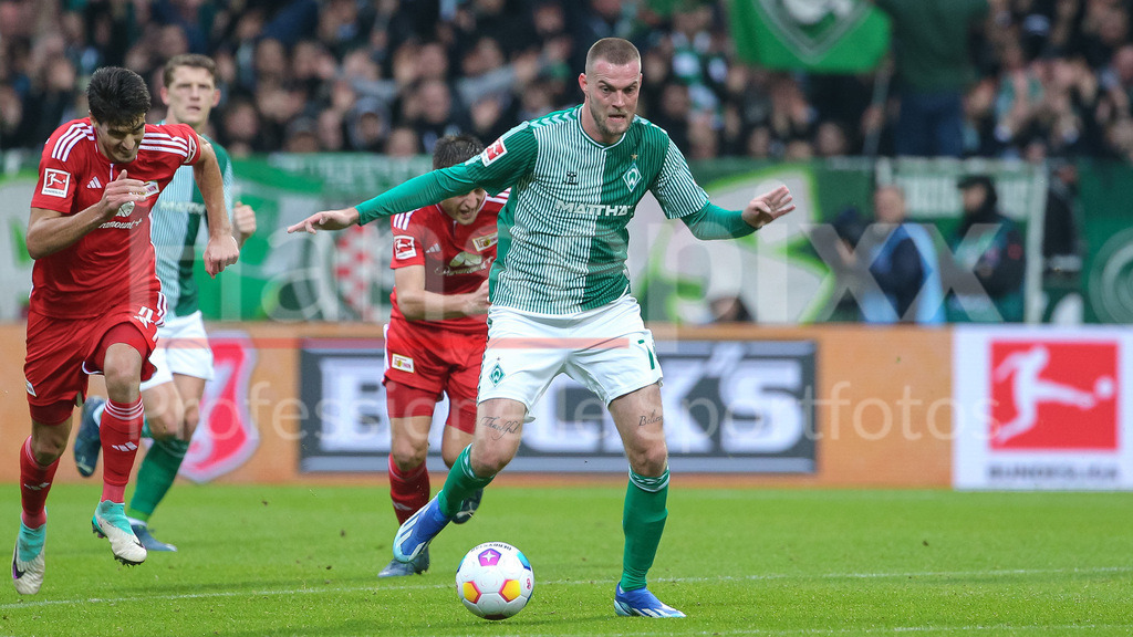 Fussball, Bundesliga, SV Werder Bremen - 1. FC Union Berlin | v.li.: Diogo Leite (1. FC Union Berlin, 4) und Marvin Ducksch (SV Werder Bremen, 7) im Laufduell, Zweikampf, Duell, Dynamik, Aktion, Action, Spielszene, DIE DFL-RICHTLINIEN UNTERSAGEN JEGLICHE NUTZUNG VON FOTOS ALS SEQUENZBILDER UND/ODER VIDEOÄHNLICHE FOTOSTRECKEN. DFL REGULATIONS PROHIBIT ANY USE OF PHOTOGRAPHS AS IMAGE SEQUENCES AND/OR QUASI-VIDEO.