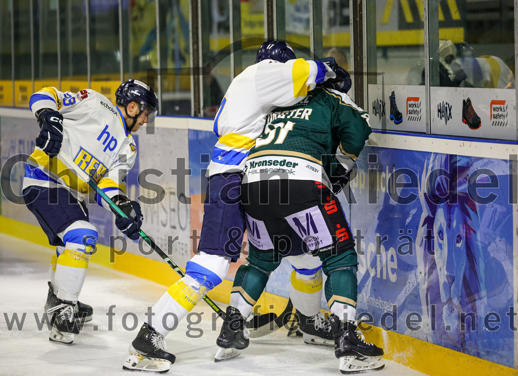 2026-01-09_026_TSV_Erding_gegen_Stuttgart_Rebels | Erding, Deutschland, 09.01.2026:Eishockey, Oberliga Süd 2025 / 2026, 35. Spieltag, TSV Erding gegen Stuttgart Rebels, Endergebnis: Toni Ritter (Stuttgart Rebels, #17), Maximilian Forster (Erding Gladiators, #81)Foto: Christian Riedel / fotografie-riedel.net