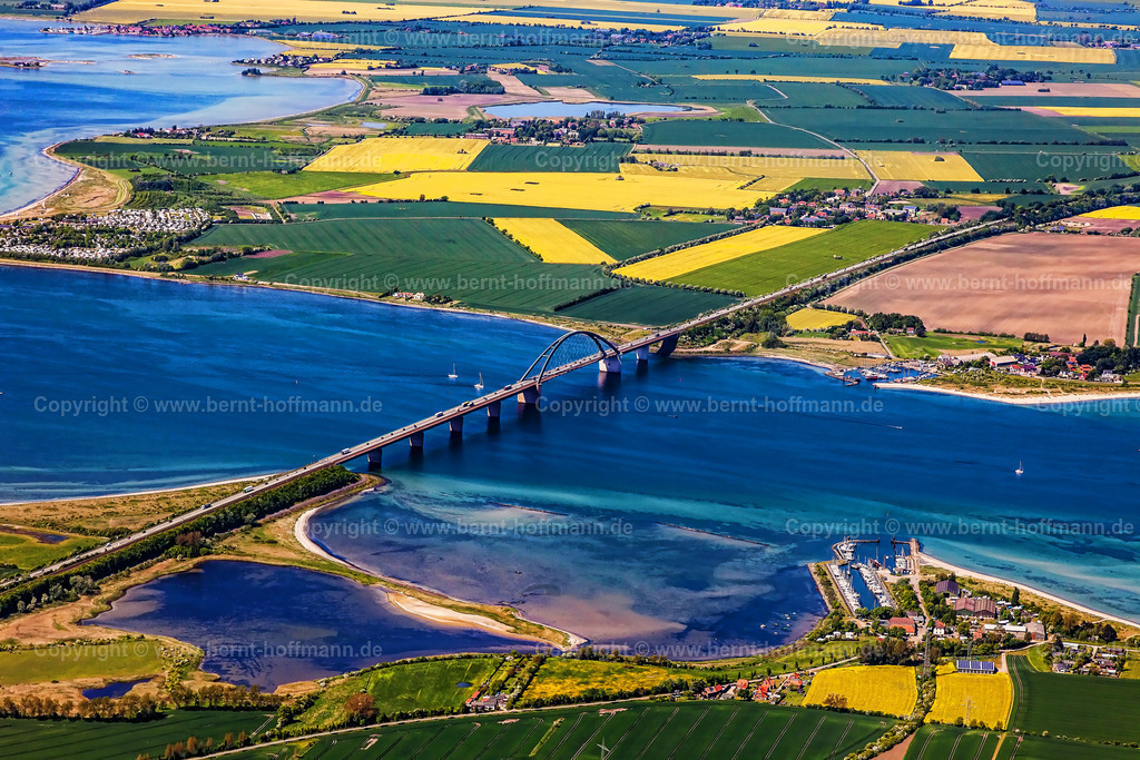 PLB_8871ztp_Fehmarnsundbr_90x60 | Luftbild, Fehmarnsund mit der berühmten Fehmarnsundbrücke. Der kleine Hafen im Bildvordergrund ist Größenbroderfähre auf dem Festland. Die Brücke überquert den Sund zur Insel Fehmarn.

Bildanmutung - farbverstärkt. - Realisiert mit Pictrs.com