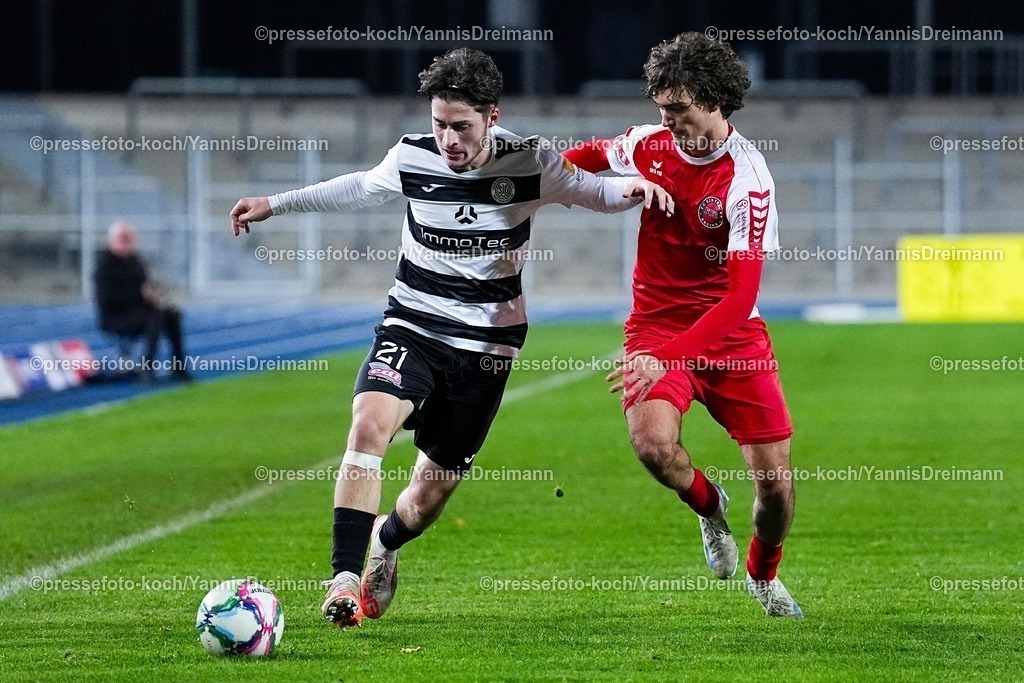 xYDRx06112501011 | 06.11.2025, xydrx, Fußball, Oberliga Westfalen, SG Wattenscheid 09 - FC Eintracht Rheine, Saison 2025 2026, Lohrheidestadion:  Emirhan Hacioglu (SG Wattenscheid 09 #21) im Zweikampf gegen Pierre Miguel de Faria Alves Pinto (FC Eintracht Rheine #15)