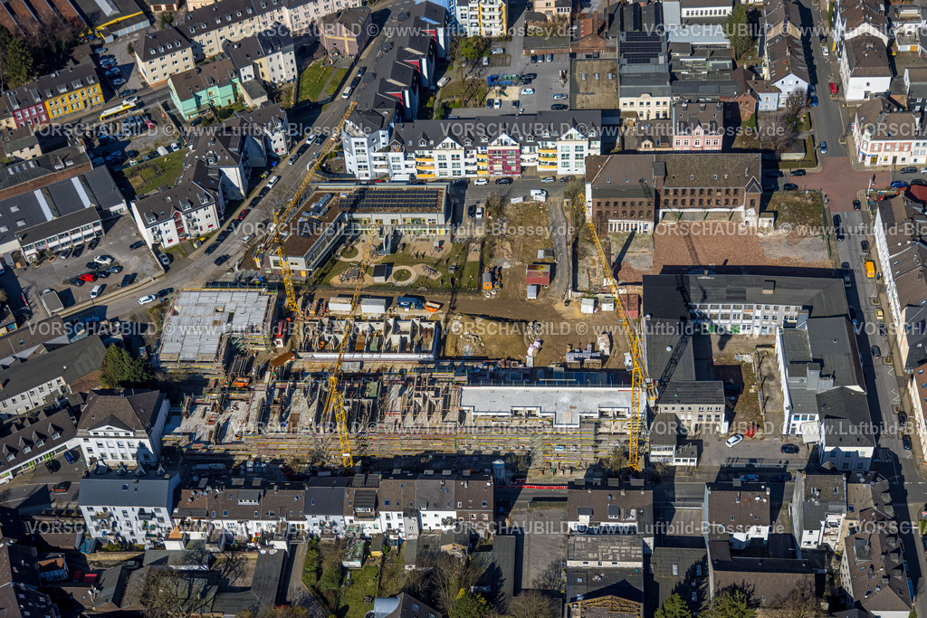 Velbert240301589 | Luftbild, Baustelle mit Baukran für Wohngebäude an der Sternbergstraße mit Neubau für Klima-Kita mit Spielplatz an der Nordstraße, Velbert, Ruhrgebiet, Nordrhein-Westfalen, Deutschland