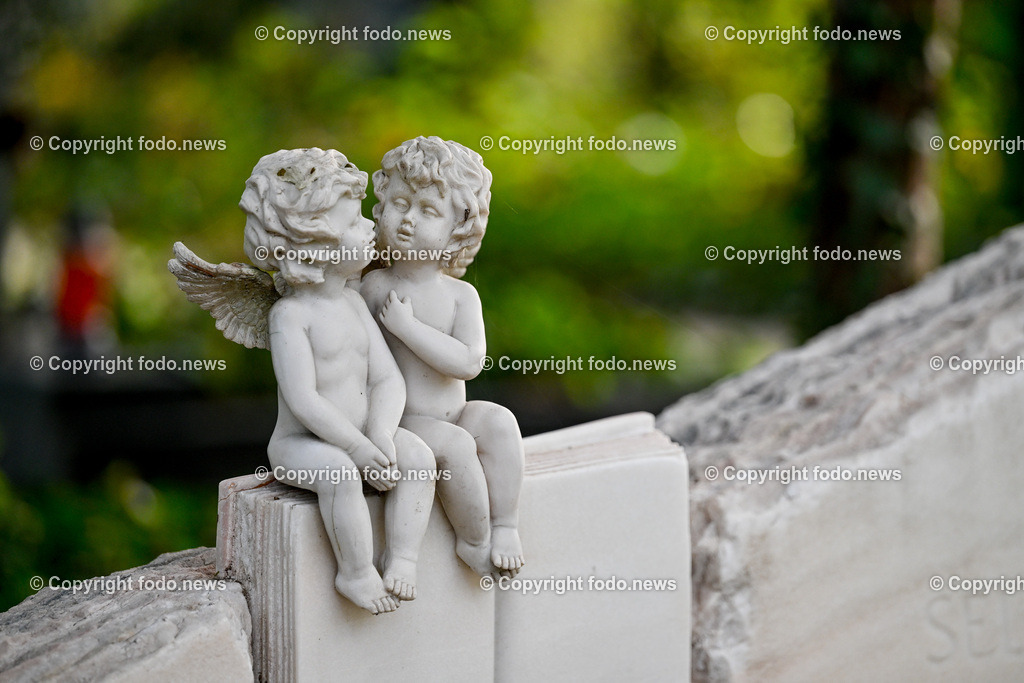 Friedhof_ Kreuz_ Kruzifix_ Jesu Christi_ Allerheiligen_ 26.10.2024-9 | 26.10.2024, Friedhof, AUT, Allerheiligen, Themenbilder im Bild Friedhof, Kreuz, Kruzifix, Jesu Christi, Allerheiligen, Engerl, Engel, Kerzen, Grab, Grablicht, Blumen, Skulptur, Grabstein, Symbolbild, Grablaterne, Grabkerze, Grabkerzen, Grablichter, Kerze, Grabkreuz, Gedenken, Bestattung, Verstorbene, Totenruhe, Grab, Urne, Blumenschmuck, Schmuck, Besucher, Feature, kreativ, creativ, Linz