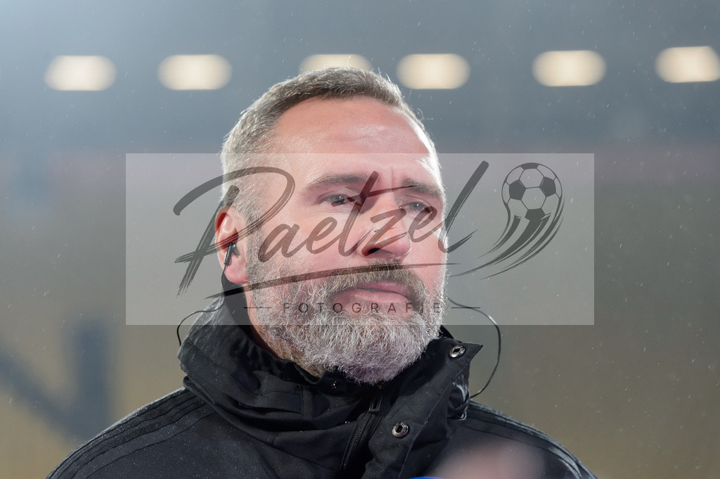 SGDHSV20220114_173 | Fussball, Herren: Trainer Tim Walter (Hamburger SV) schaut bei dem Spiel der 2. Bundesliga zwischen SG Dynamo Dresden und Hamburger SV im Rudolf-Harbig-Stadion am 14.01.2022 in Dresden, Deutschland.DFB / DFL REGULATIONS PROHIBIT ANY USE OF PHOTOGRAPHS AS IMAGE SEQUENCES AND/OR QUASI-VIDEO. - Realisiert mit Pictrs.com
