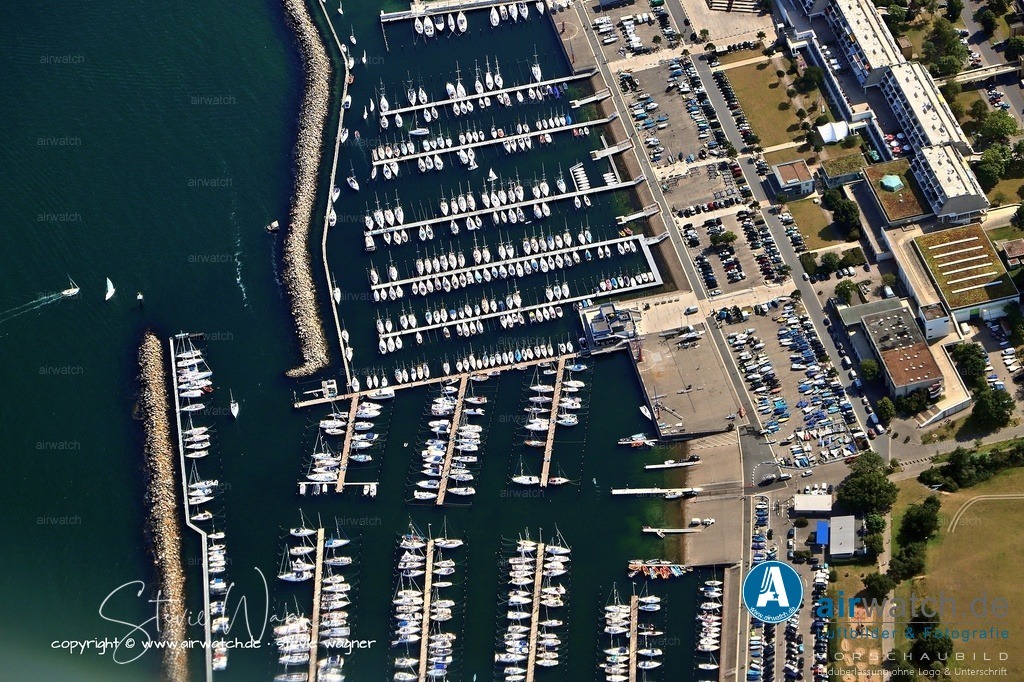 Luftbild Kiel-Schilksee Olympiahafen  | Olympia 1972: Den entscheidenden Wandel zum Weltruf erlebte der Stadtteil durch die Olympischen Sommerspiele 1972. Für die Segelwettbewerbe wurde das Olympiazentrum Schilksee auf dem Reißbrett entworfen und errichtet. Der dazugehörige Olympiahafen wurde bereits 1966 im Vorfeld eröffnet.
