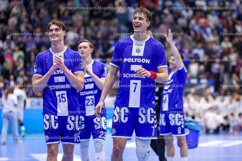 Gum27032501087 | 27.03.2025, Handball, HBL, VfL Gummersbach - HSG Wetzlar, Schwalbe-Arena: Abschlussjubel nach dem  33:24 Sieg für Gummersbach. Miro Schluroff (GUM #15) zusammen mit Julian Köster (GUM #7) jubelnd lachend Freude zufrieden glücklich