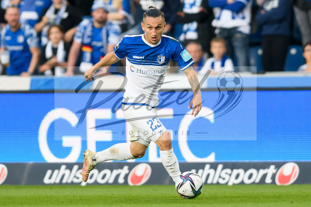 FCMFCK20210904_207 | Fussball, Herren: Barıs Atik (1. FC Magdeburg) in Aktion, am Ball, Einzelaktion beim Spiel der 3. Liga zwischen 1. FC Magdeburg und 1. FC Kaiserslautern in der MDCC-Arena am 04.09.2021 in Magdeburg, Deutschland.DFB / DFL REGULATIONS PROHIBIT ANY USE OF PHOTOGRAPHS AS IMAGE SEQUENCES AND/OR QUASI-VIDEO. - Realisiert mit Pictrs.com