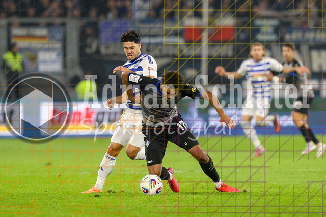 MSV Duisburg vs SV Waldhof Mannheim - 3. Liga | Duisburg, Deutschland, 07.11.25:   Mert Göckan (MSV Duisburg) und Samuel Abifade (SV Waldhof Mannheim) im Kampf um den Ball waehrend des Spiels der 3. Liga MSV Duisburg vs SV Waldhof Mannheim in der schauinsland-reisen-arena(Foto von Brauer-Fotoagentur / Adrian Schlueter)