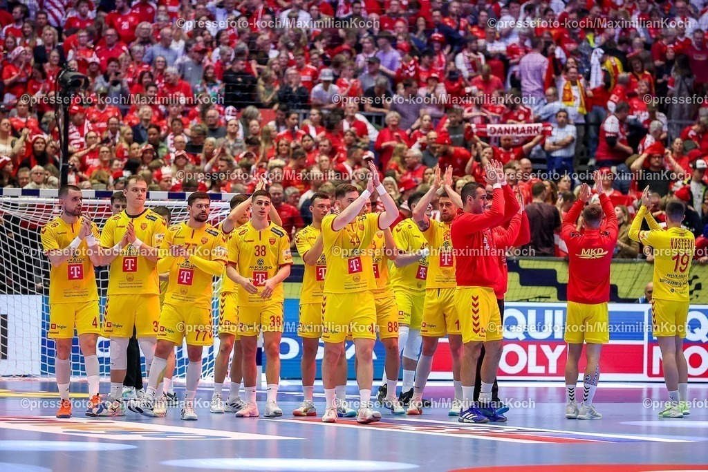 EHF16012602095 | 16.01.2026, Handball, Men's EHF EURO 2026, Dänemark - Nordmazedonien, Jyske Bank Boxen in Herning, Dänemark, Preliminary Round: Abschlussjubel nach der Niederlage der Nordmazedonier enttäuscht Enttäuschung 