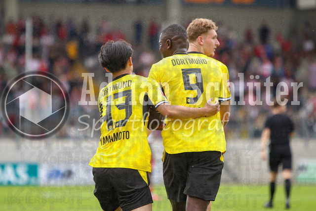 18.07.2026, GER, Fussball, Herren, Vorbereitungsspiel, Saison 2026/2027, Rot-Weiß Oberhausen - Borussia Dortmund | Takato Yamamoto (BVB) Torjubel, jubelt nach ihrem Treffer zum 1:3 mit Serhou Guirassy (BVB)