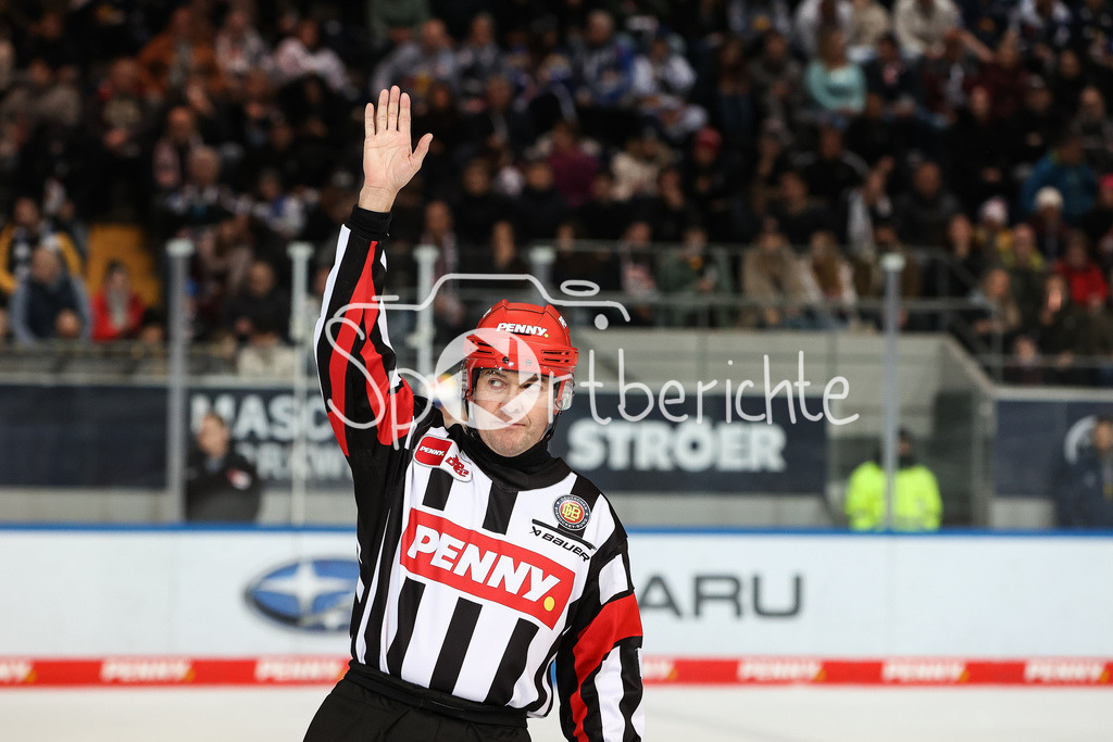 EHC München - Augsburger Panther | in Aktion Schiedsrichter Martin FRANO in Aktion / Freisteller / Einzelfoto