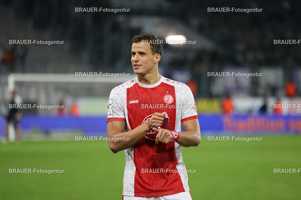 Rot-Weiss Essen - VFL Osnabrück | Essen, Deutschland, 17.09.2025 Michael Schultz  (Rot-Weiss Essen) schaut während des 3.Liga Spiels zwischen  Rot-Weiss Essen und VFL Osnabrück am 17.09.2025 im Stadion an der Hafenstraße in Essen. (Foto von Timo Bluhmki-Schmidt/Brauer Fotoagentur