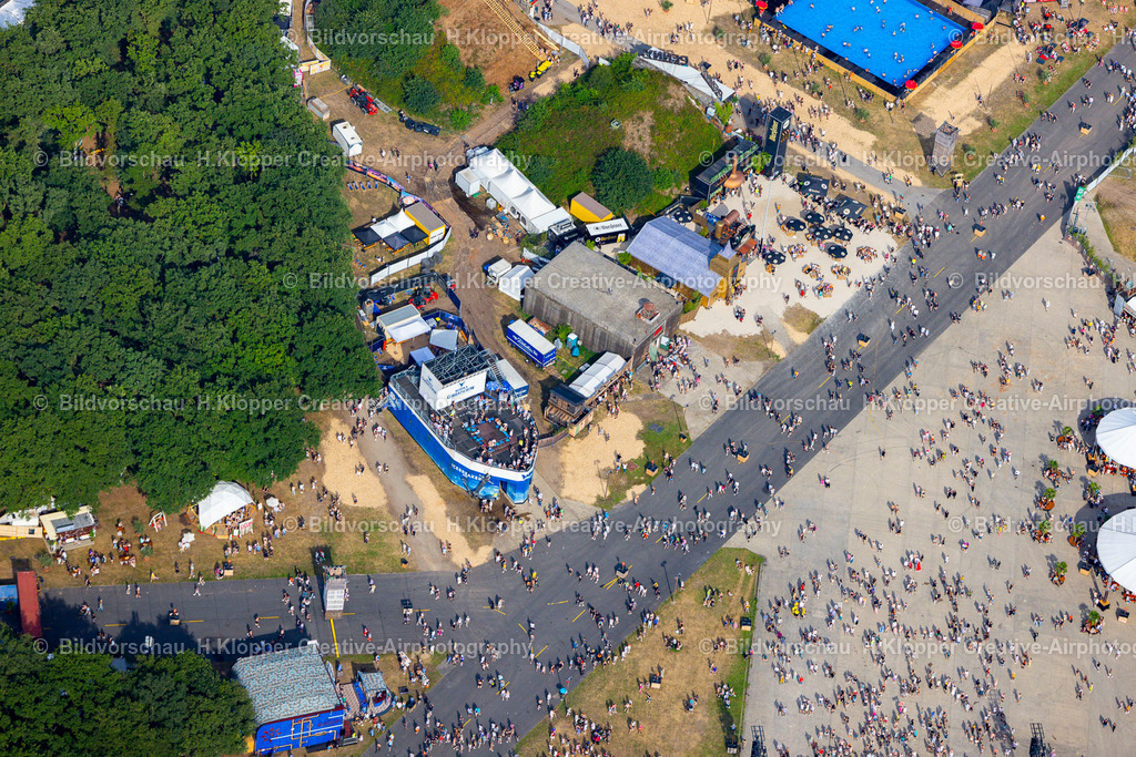 Luftbild Weeze-5291 | Luftaufnahme Gelände des " PAROOKAVILLE - Electronic Music Festival " 2025 in Weeze - Realisiert mit Pictrs.com