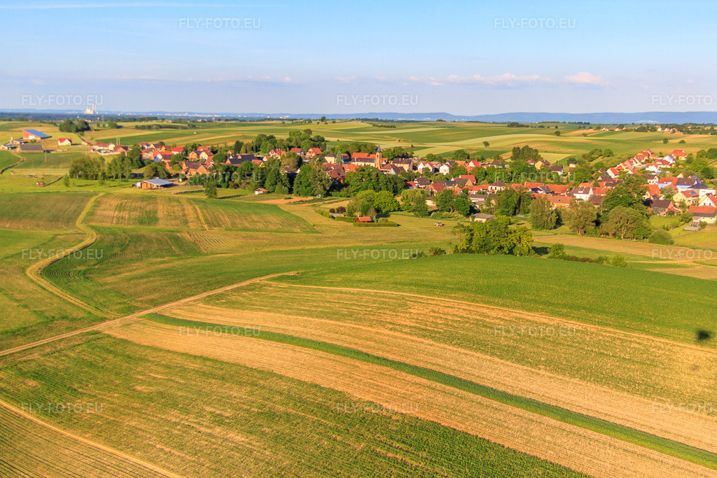 Vue aérienne: Vue de la ville depuis l'ouest à Siegen dans le département Bas Rhin, France – .Photo: IMG_66653.jpg prise le 05/06/2014 par Werner Riehm/FLY-FOTO.eu – Résolution de l'original: 4630 x 3087 px