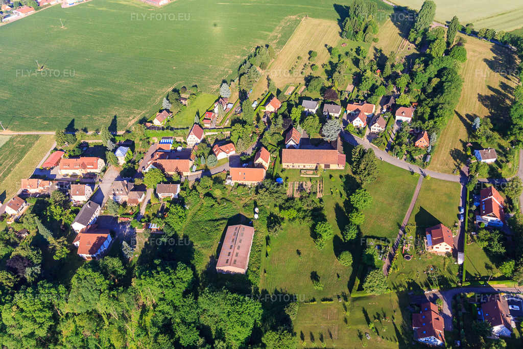 Vue aérienne: Le quartier de Geisberg vu de l'est à le quartier Altenstadt in Wissembourg dans le département Bas Rhin, France – .Photo: IMG_100980.jpg prise le 17/06/2017 par Werner Riehm/FLY-FOTO.eu – Résolution de l'original: 4900 x 3266 px