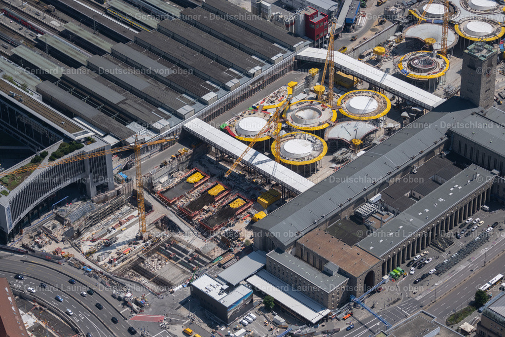 4034651 | STUTTGART 22.07.2020 Hauptbahnhof der Deutschen Bahn und Bauarbeiten zum Verkehrs- und Städtebauprojekt Stuttgart 21 in Stuttgart im Bundesland Baden-Württemberg. Weiterführende Informationen bei: Deutsche Bahn AG,  Ed. Züblin AG,  HTG Ingenieurbüro für Bauwesen GmbH,  Vössing Ingenieurgesellschaft mbH. // Building of the main station of the railway and construction site for the development project Stuttgart 21 in Stuttgart in the state of Baden-Wurttemberg. Further information at: Deutsche Bahn AG,  Ed. Zueblin AG,  HTG Ingenieurbuero fuer Bauwesen GmbH,  Voessing Ingenieurgesellschaft mbH. Foto: Gerhard Launer