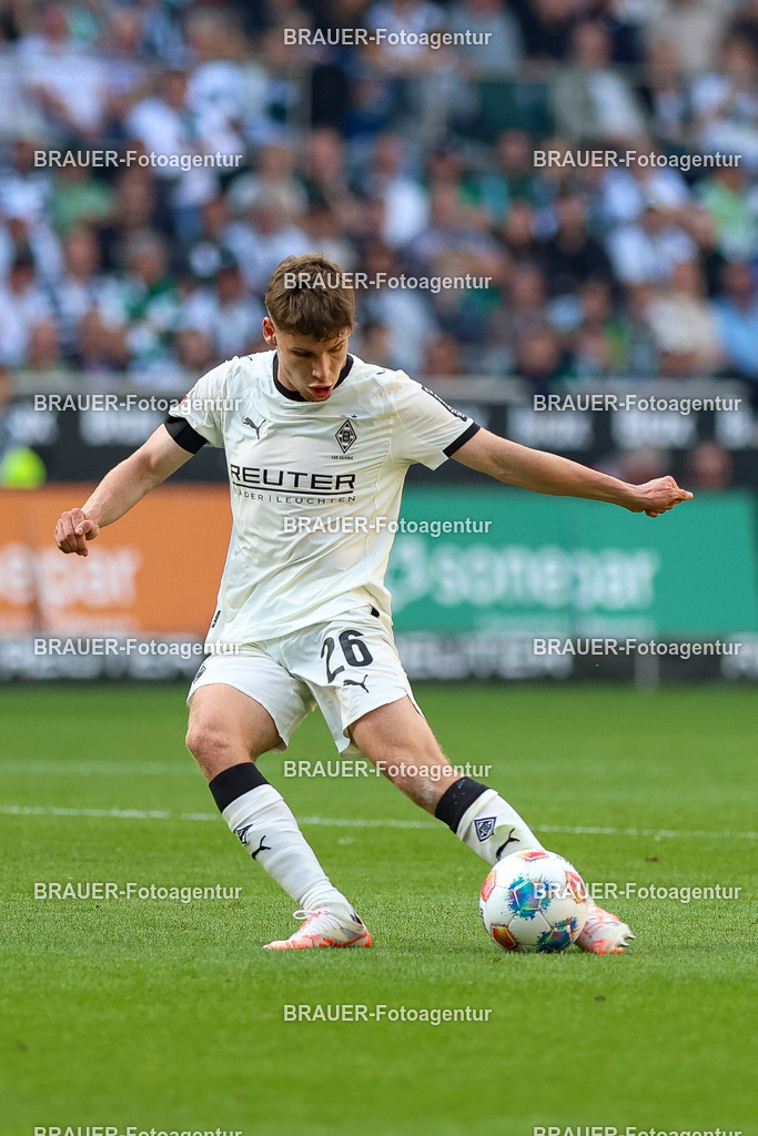 Borussia Mönchengladbach vs Hamburger SV - Bundesliga  | Mönchengladbach, Deutschland, 24.08.25:   Lucas Ullrich (Borussia Mönchengladbach) in Aktion am Ball, Einzelaktion waehrend des Spiels der Bundesliga zwischen Borussia Mönchengladbach vs Hamburger SV im Stadion im Borussia Park(Foto von Brauer-Fotoagentur / Adrian Schlueter)
