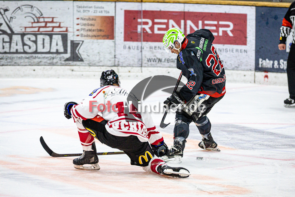 Peißenberg MINERS gegen ESV Buchloe Pirates | Eishockey Bayernliga 2025/26 Vorbereitung, Peißenberg MINERS gegen ESV Buchloe Pirates, 20250921,Sinan ONDÖRTOGLU (MINERS 22) in Aktion,2025-09-21 in Peißenberg (flatbuy Arena Peißenberg), Sinan ONDÖRTOGLU (MINERS 22), Christian GURAN (Buchloe PIRATES 18)Copyright: WolfgangxLindner www.foto-lindner.de