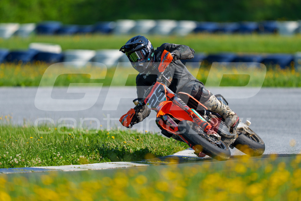 SuperMoto_Staatsmeisterschaft_Greinbach_135 | GRIPcapture steht für authentische Sportfotografie in Österreich – für Momente, die mehr sind als Geschwindigkeit oder Ergebnis. Es geht um Emotion, Spannung, Fokus und den Augenblick, der oft nur einen Wimpernschlag dauert.Ob Motorsport, Teamsport oder 