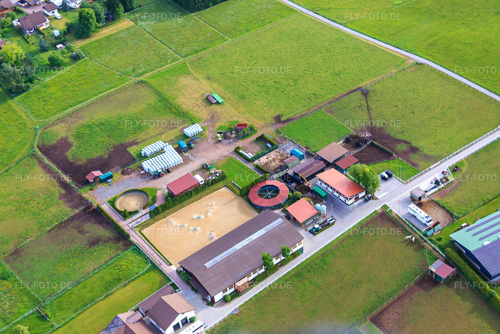 Luftbild: Gestüt Dobel in Dobel im Bundesland Baden-Württemberg in Deutschland. – Foto: IMG_079796.jpg vom 31.05.2015 durch Werner Riehm/FLY-FOTO.de – Auflösung des Originals: 5472 x 3648 px – Gestüt Dobel - Heimatgestüt von Olympiasiegern & Weltmeistern