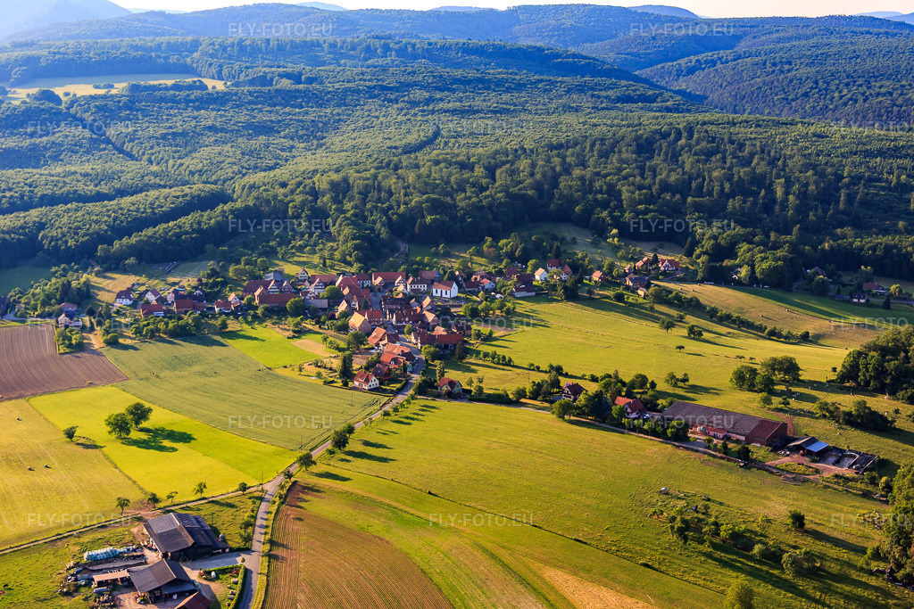 Vue aérienne: Vue de la ville depuis le sud à Lembach dans le département Bas Rhin, France.Photo: IMG_080241.jpg prise le 05/06/2015 par Werner Riehm/FLY-FOTO.euRésolution de l'original: 5472 x 3648 px