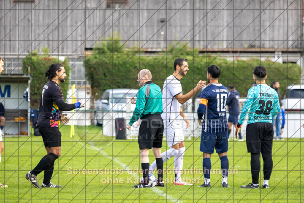 20251019_150449_0016 | #,TV Jahn (blau) vs. TSV Sparwiesen (weiß), Fussball, Kreisliga B10 - Bezirk Neckar/Fils, 09. Spieltag, Saison 2025/2026, Rasensportplatz Jahn, Hohenstaufenstraße 135, 73033 Göppingen, 19.10.2025 - 15:00 Uhr,Foto: PhotoPeet-Sportfotografie/Peter Harich