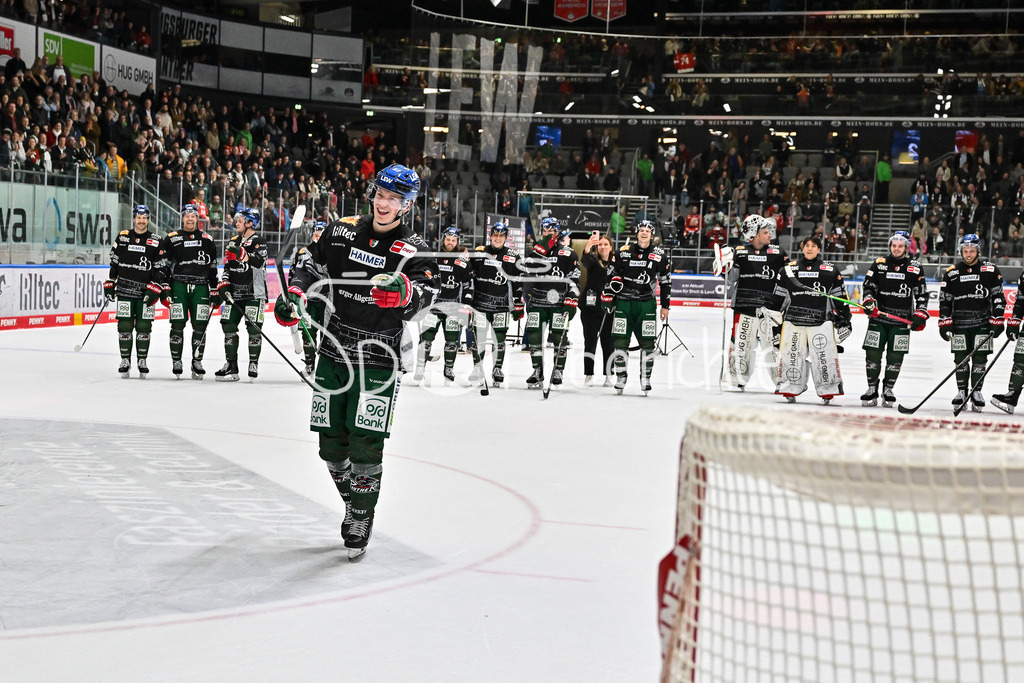 Augsburger Panther - ERC Ingolstadt | Die Spieler der Hausherren feiern ausgelassen mit den Fans den Derbysieg gegen Ingolstadt nach dem match zwischen den Augsburger Panthern und dem ERC Ingolstadt am 13. Spieltag der Penny DEL im Curt Frenzel Stadion am 23.10.2025 / Sebastian ZWICKL (Augsburger Panther 83)