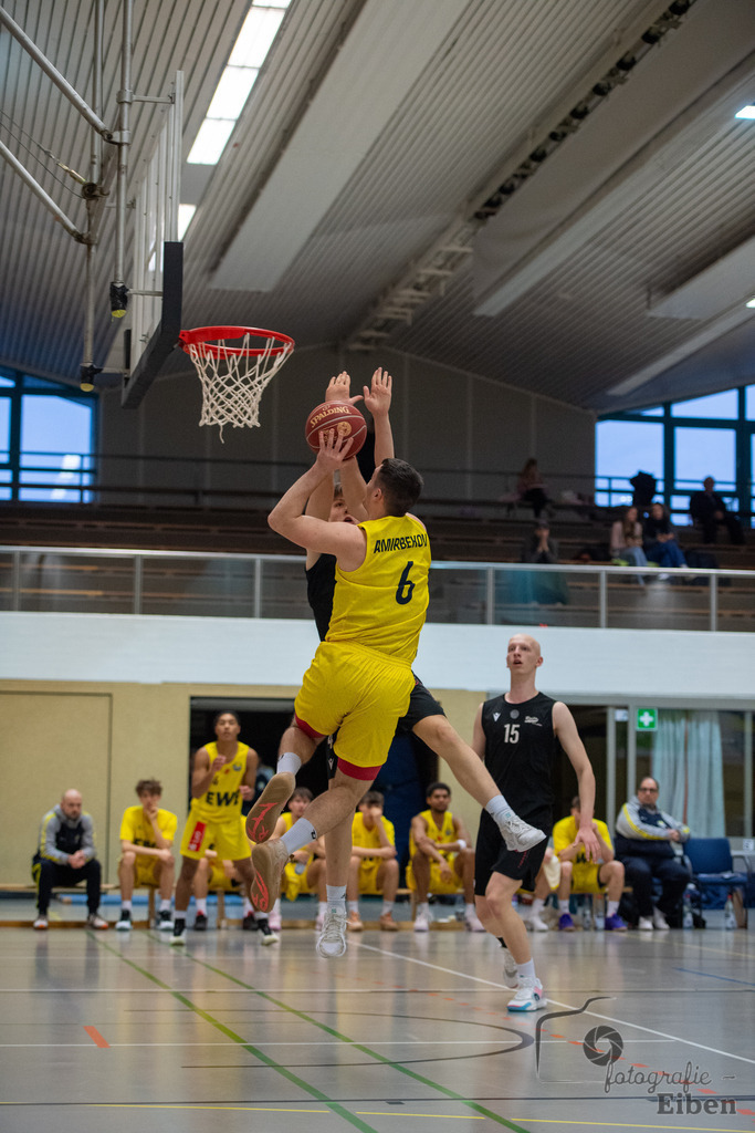 Baskets Juniors/TSG Westerstede-Rasta Vechta 3 | 1. Basketball-Regionalliga; Baskets Juniors/TSG Westerstede (gelb) - Rasta Vechta 3 (schwarz) am 18.01.2025 in Westerstede (Hössensporthalle), Photo: Philip Eiben 2025 - Realisiert mit Pictrs.com