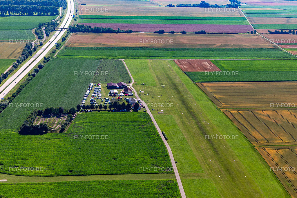 Flugplatz Dingolfing https://www.lsv-dingolfing.com/ | Luftbild: Flugplatz Dingolfing https://www.lsv-dingolfing.com/ im Ortsteil Höll in Dingolfing im Bundesland Bayern in Deutschland. Foto: IMG_133167.jpg vom 03.07.2022 durch ©2025 Werner Riehm fly-foto.de/copyright - Realisiert mit Pictrs.com