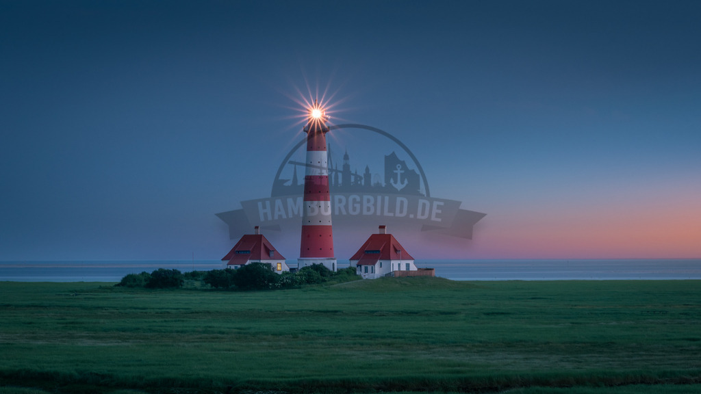 Leuchtturm Westerhever after Sunset | Exklusive Hamburg collagen, tolle Segelbilder und viele weitere tolle Motive auf Leinwand, Poster, Alu-Dibond, u.v.m. findet Ihr bei uns auf hamburgbild.de. Findet Euer Wandbild für Euer Zuhause, Büro oder die  Praxis…. - Realisiert mit Pictrs.com