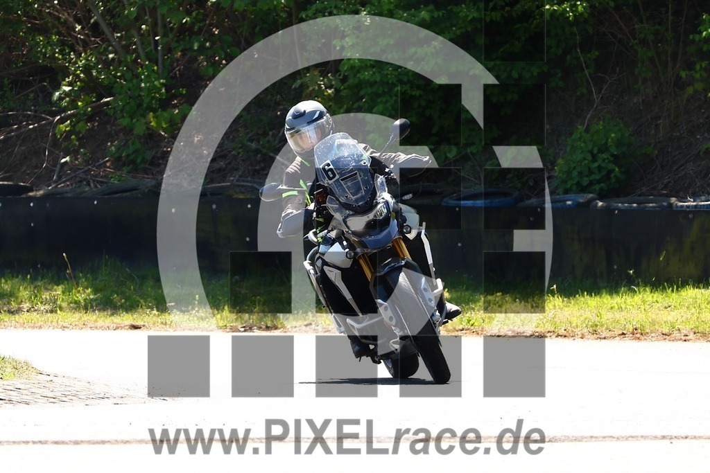 0065-20250512_00751 | Schöne Erinnerungen an spannende Momente - das festzuhalten ist unser Job. PIXELrace.de ist seit 2003 auf den Rennstrecken Europas unterwegs um die Action draußen beim Fahren und die wunderbare Stimmung imm Fahrerlager für euch einzufangen.
