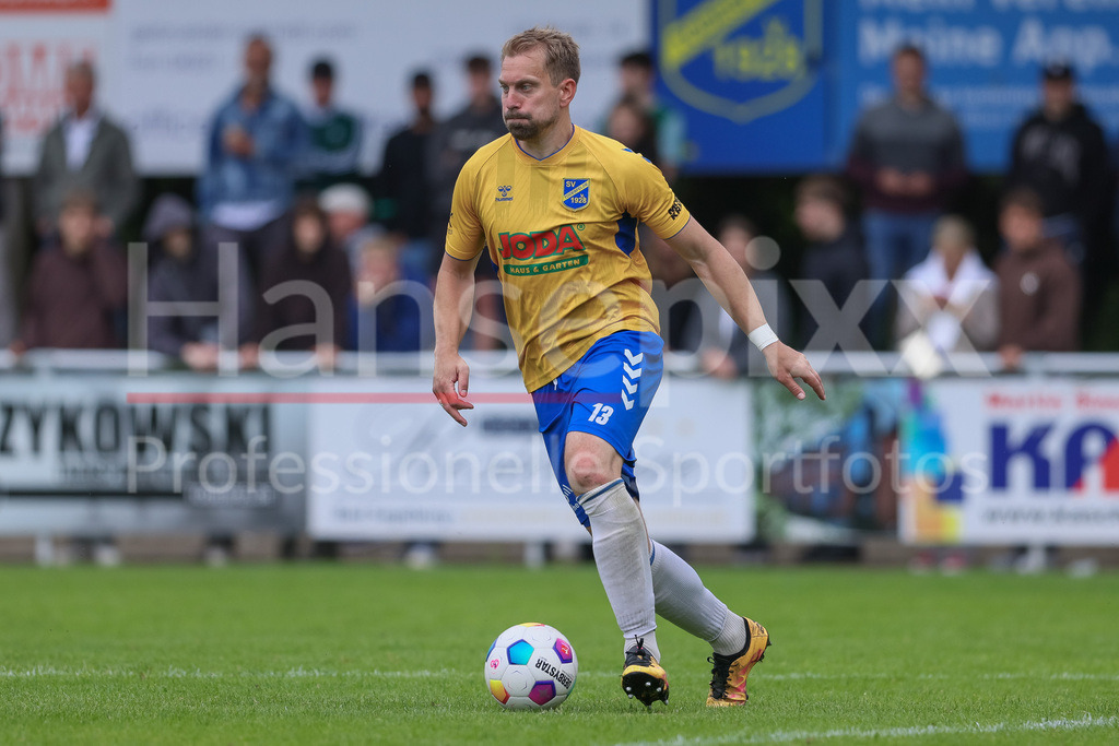 Fussball, Relegation Regionalliga Nord, SV Werder Bremen II - Holstein Kiel II | v.li.: Christian Rave (SV Todesfelde, 13) am Ball, Freisteller, Einzelbild, Ganzkörper, Aktion, Action, Spielszene
