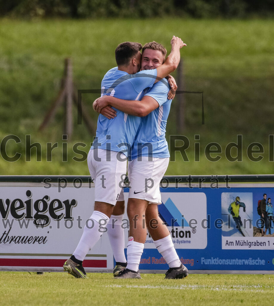 2023-08-26_053_FC_Langengeisling_gegen_TuS_Raubling | Erding, Deutschland, 26.08.2023:
Fußball, Bezirksliga Oberbayern Ost 2023 / 2024, 6. Spieltag, FC Langengeisling gegen TuS Raubling, Endergebnis: 2:0

Jubel nach dem 1:0 durch David Riederle (FC Langengeisling, #14), Maximilian Hintermaier (FC Langengeisling, #13)

Foto: Christian Riedel / fotografie-riedel.net