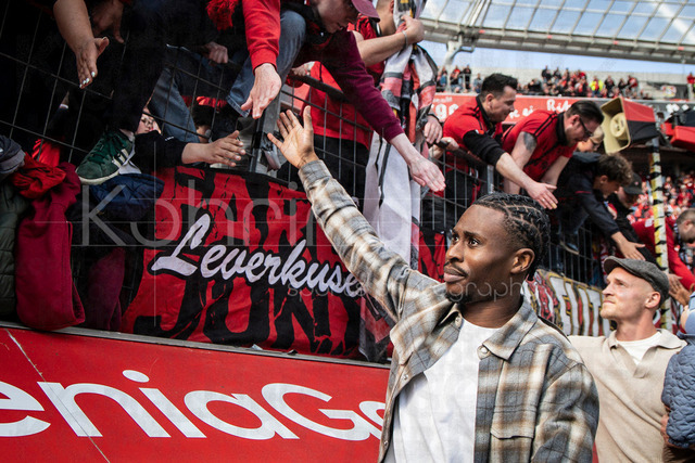 German Bundesliga, Bayer 04 Leverkusen vs. Hamburger SV, 16.05.2026 | LEVERKUSEN, GERMANY - MAY 16, 2026 :  Nathan Tella (Bayer 04 Leverkusen, 23) says goodbye to the fans after the German Bundesliga match on gameday 34 between Bayer 04 Leverkusen vs. Hamburger SV at BayArena on May 16, 2026 in Leverkusen, Germany. DFL REGULATIONS PROHIBIT ANY USE OF PHOTOGRAPHS AS IMAGE SEQUENCES AND/OR QUASI-VIDEO.
