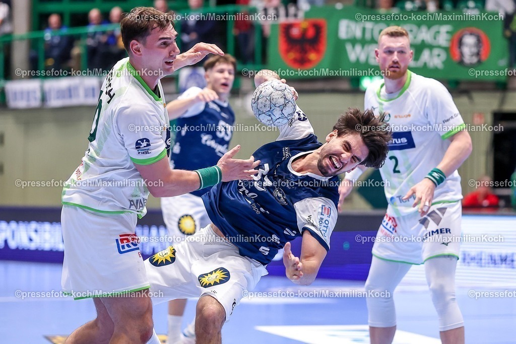 BHC09102501122 | 09.10.2025, Handball, HBL, Bergischer HC - HSG Wetzlar, Unihalle Wuppertal: Josip Simic (HSG Wetzlar #10) im Zweikampf gegen  Eloy Morante Maldonado (BHC #33) 