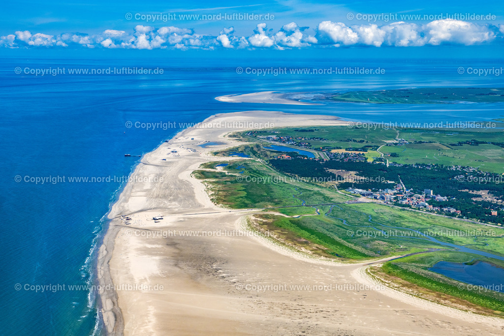 St.Peter-Ording_ELS_3612150622 | SANKT PETER-ORDING 15.06.2022 Strandkorb- Reihen am Sand- Strand im Küstenbereich der Nordsee im Ortsteil Sankt Peter-Ording in Sankt Peter-Ording im Bundesland Schleswig-Holstein, Deutschland. // Beach chair on the sandy beach ranks in the coastal area of North Sea in the district Sankt Peter-Ording in Sankt Peter-Ording in the state Schleswig-Holstein, Germany. Foto: Martin Elsen