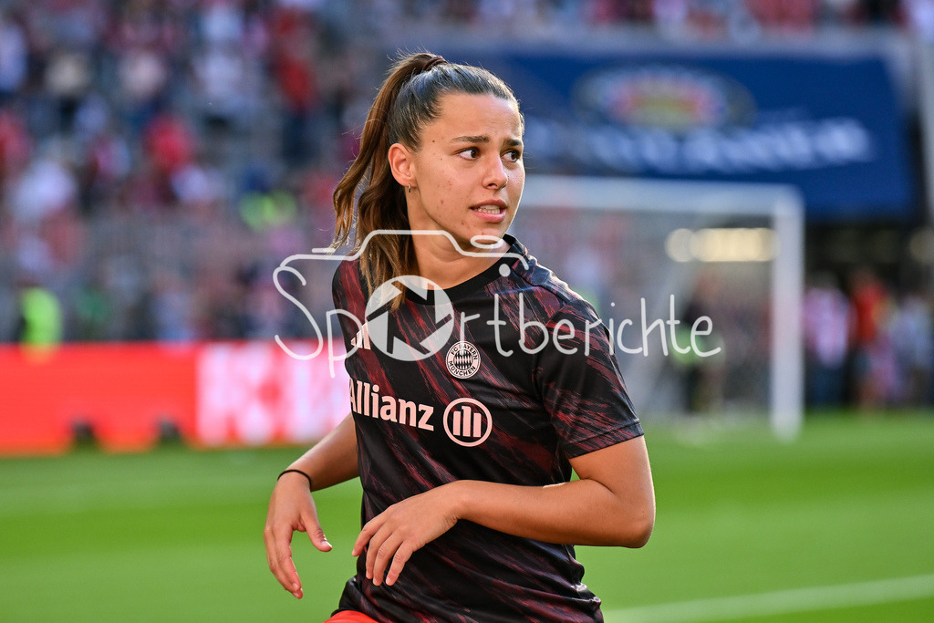 FC Bayern München - Bayer 04 Leverkusen | Im Bild Lena OBERDORF (FC Bayern München Frauen 8) beim warmmachen vor der Partie / Einzelfoto / Freisteller / Google Pixel Frauen-Bundsliga: FC Bayern München - Bayer 04 Leverkusen; Allianz Arena am 06.09.2025